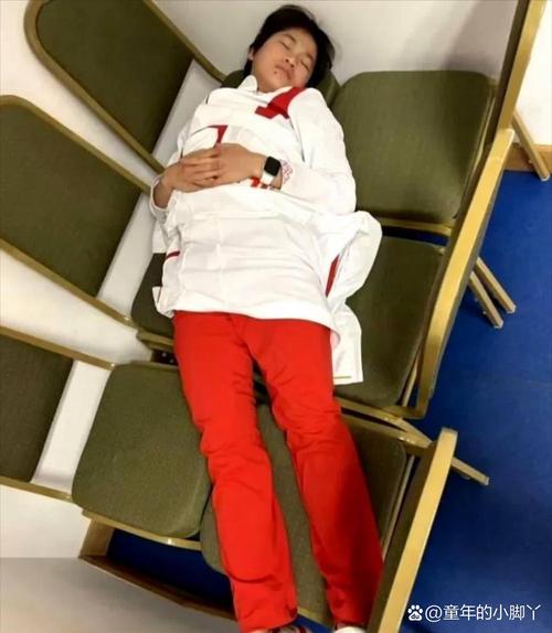 在椅子上睡觉的正确姿势_正确姿势保健康