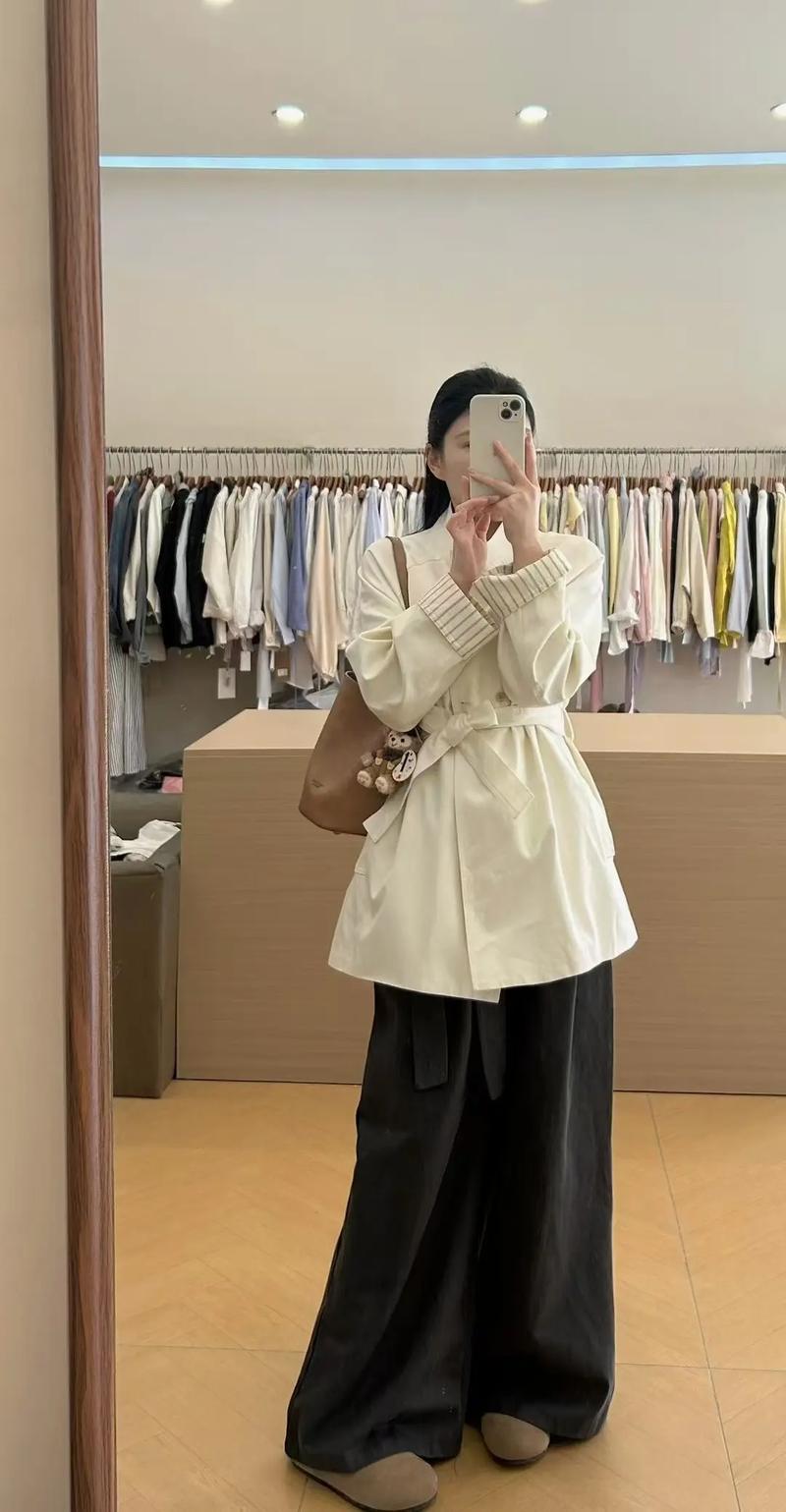 米色风衣适合什么人穿_优雅百搭显气质