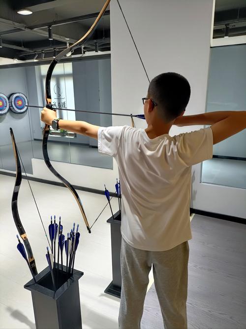 拉弓箭的正确姿势_稳定站姿握弓，均衡发力控呼吸，提升射箭技巧