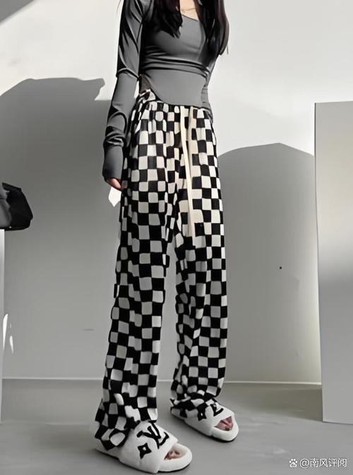 黑白格子适合什么肤色_黑白格子经典百搭,显瘦提亮,时尚必备! 黑白格子适合什么肤色_黑白格子经典百搭,显瘦提亮,时尚必备!