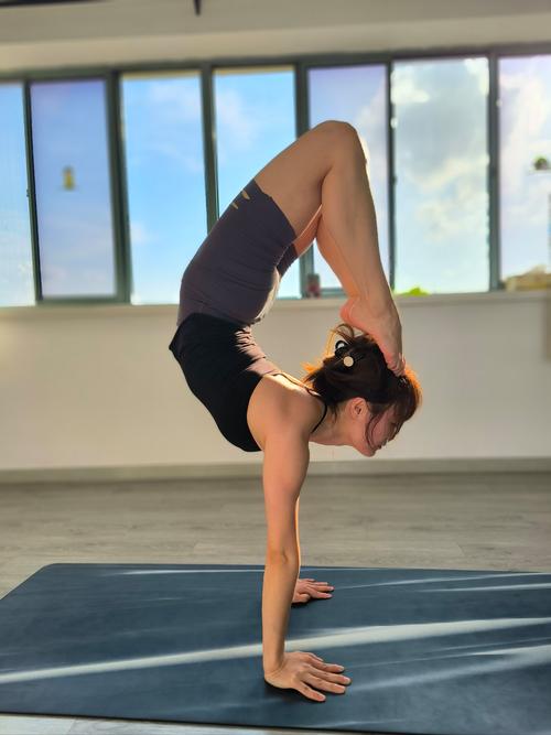 头着地靠墙倒立的标准姿势_分步轻松入门