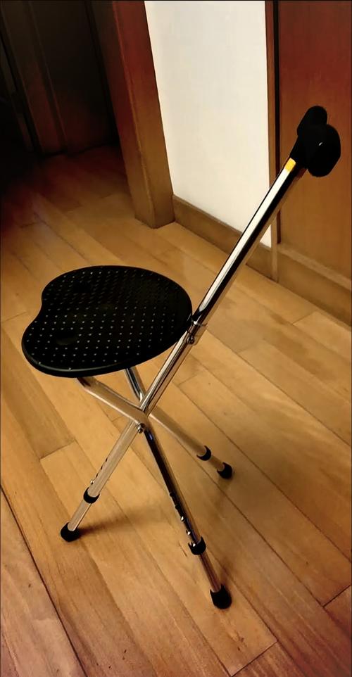 坐下来压的凳子是什么器械_多功能卧推凳，一机练全身，居家健身好帮手！