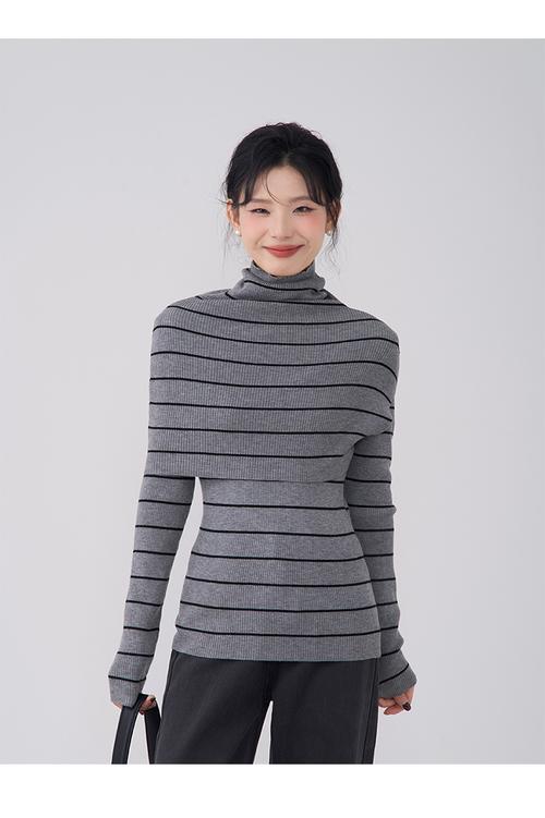 脸黄适合黑灰色条纹秋衣吗_黑灰条纹秋衣显白，肤色偏黄者试浅灰条纹