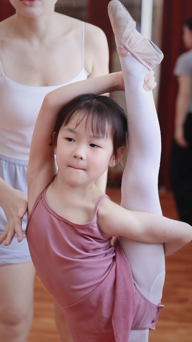 边哭边练体操萌娃训练柔韧度_9岁女孩练体操，忍腿痛挑战柔韧性