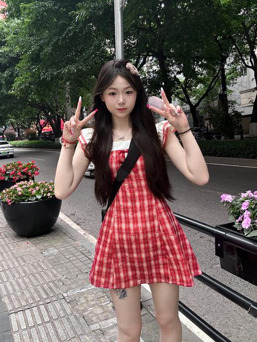 浅夏适合红色格子还是黑色格子_浅夏肤色选红黑格，本命年穿出好气质