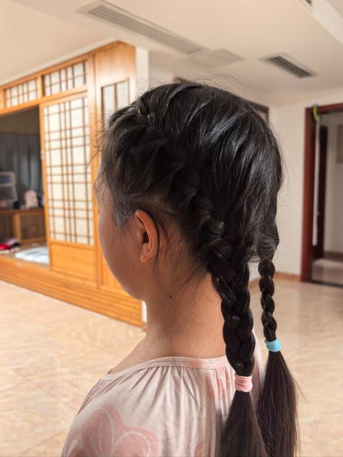 揪长头发扯辫子_揪扯辫子是侵权，要沟通维权