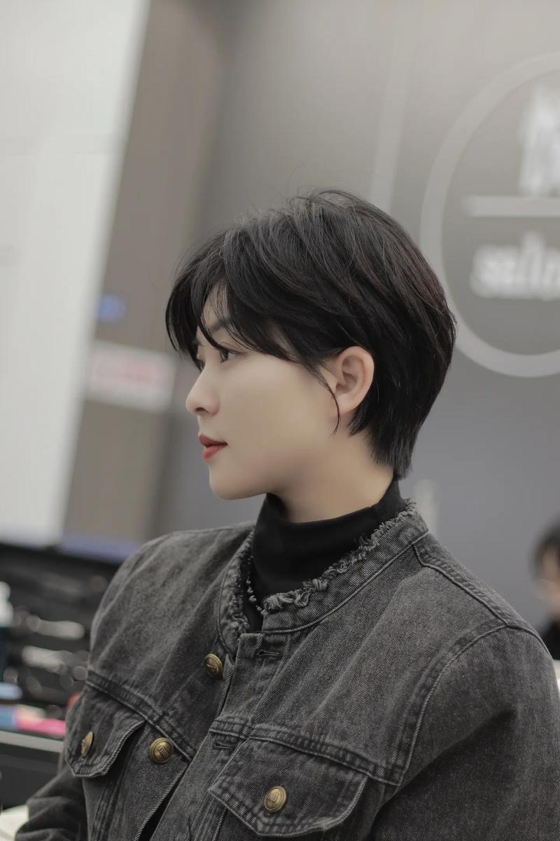 我为妻子剪齐耳短发_齐耳短发清爽显年轻，夏季女性理想选择！