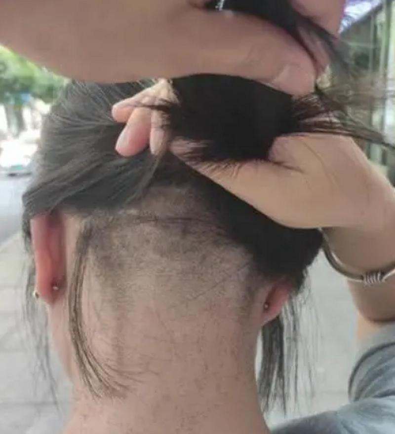 我为妻子剪齐耳短发并剃光后脑_夫妻剃光头试信任，关系更亲密