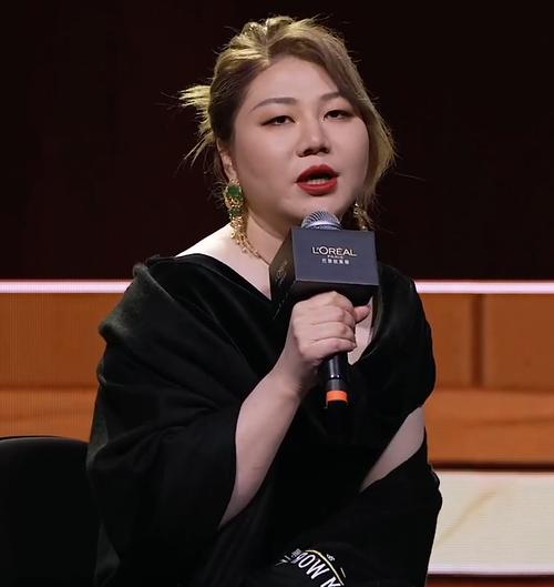 杨天真穿公主裙配新发型_自信时尚，打破刻板印象