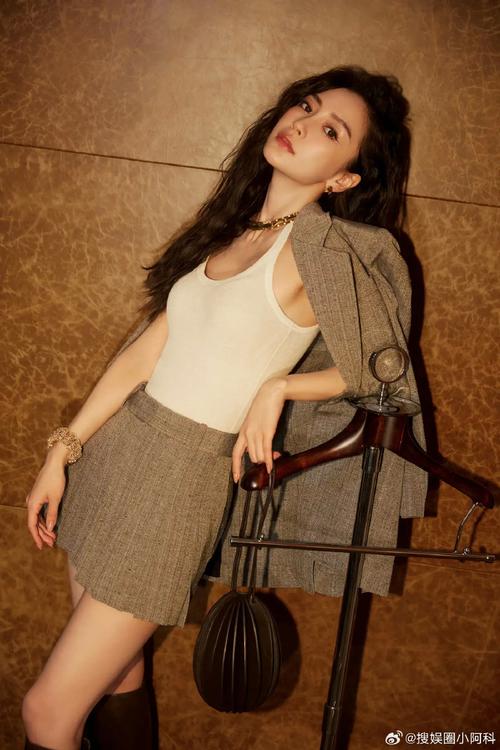 洋装短裙搭什么发型_短发配短裙，活力四射显个性