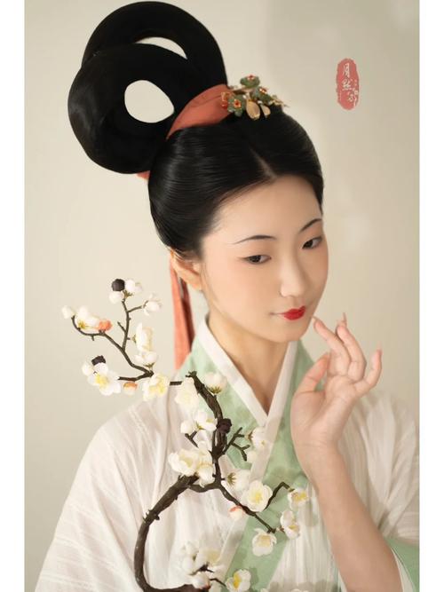 双环髻发型_优雅古典发型教程