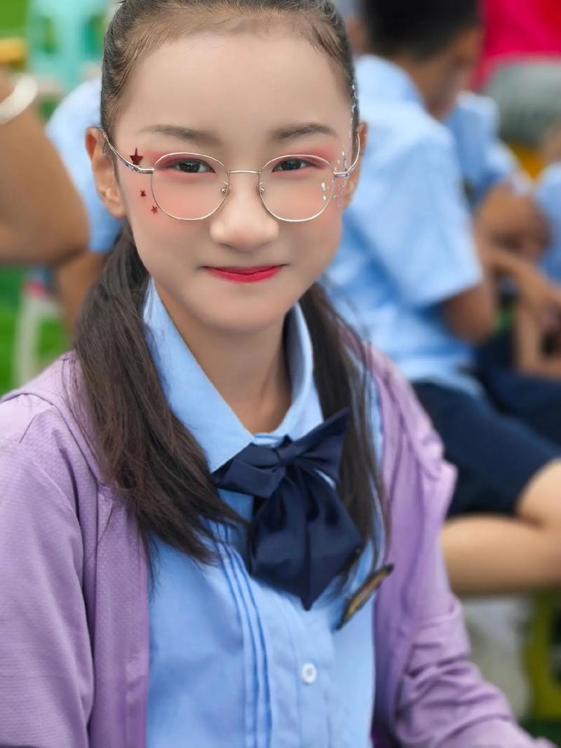 六年级女生发型：高马尾双马尾公主头丸子头，搭配发饰显个性！