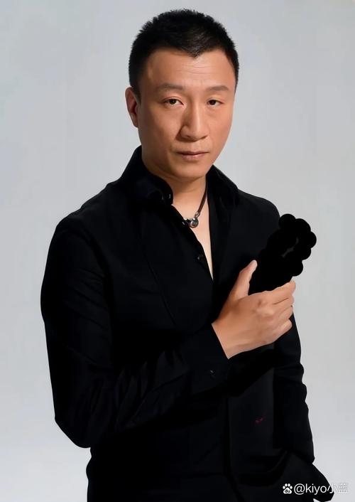 孙红雷发型栗子头_韩剧红发型，男女明星爱不释手！