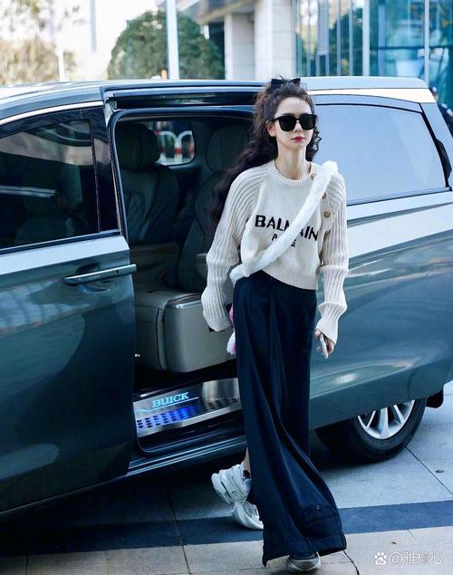 休闲长裙配什么发型_休闲长裙，随性又精致，时尚出行必备！