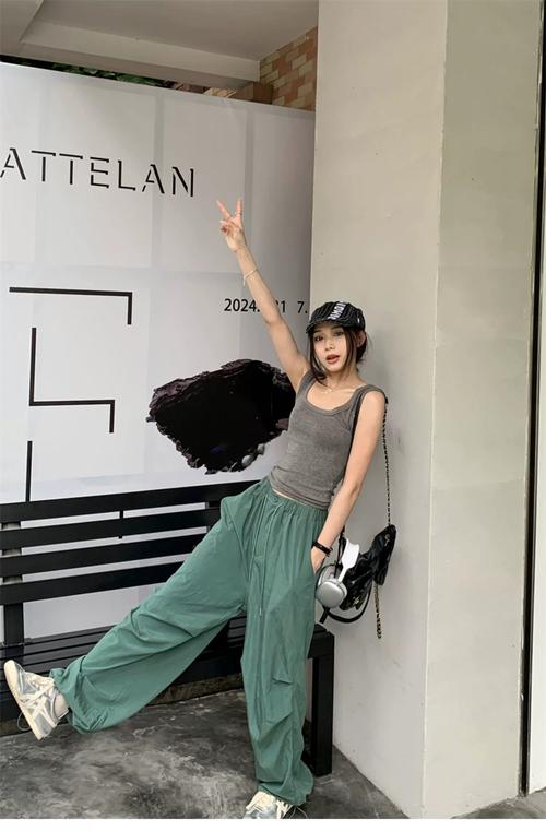 穿束腿裤时可以绑什么发型_拳击辫马尾编发,秒变时尚精 穿束腿裤时可以绑什么发型_拳击辫马尾编发,秒变时尚精