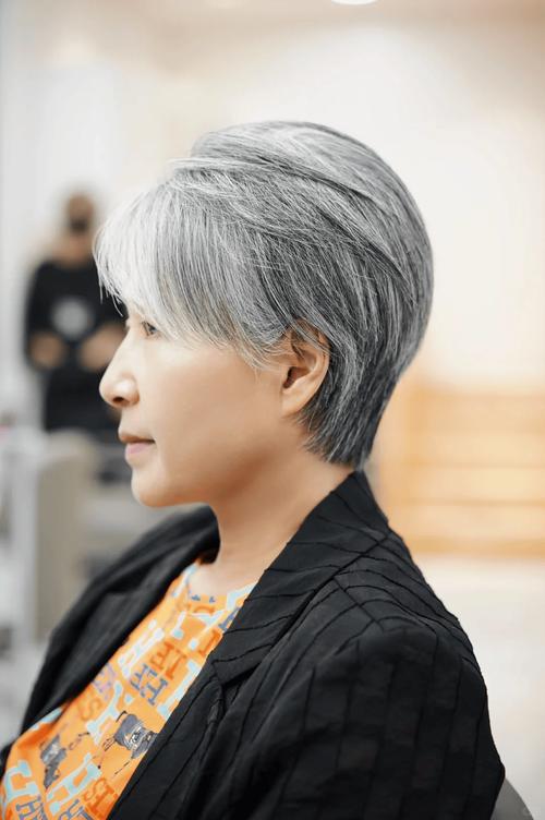 女有白头发留什么发型_自信优雅,发型搭配全攻略 女有白头发留什么发型_自信优雅,发型搭配全攻略