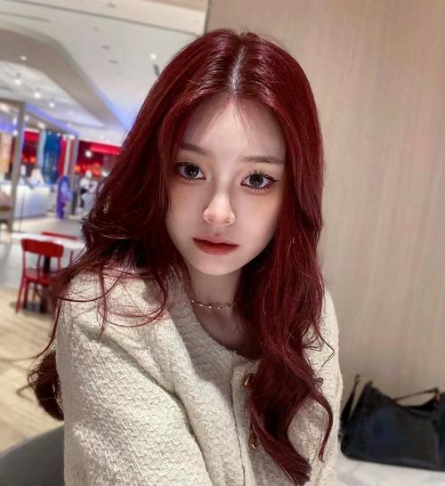 酒红色头发再染海王红能上色吗_酒红变海王红难？褪色护发是关键！