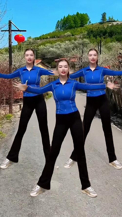 崇信县韵之美有氧健身操_崇信韵之美健身操受欢迎，体育助力乡村振兴！