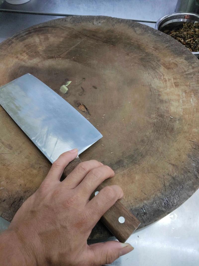 握菜刀的正确姿势_菜刀重量300-500克最舒适，握法对了更省力