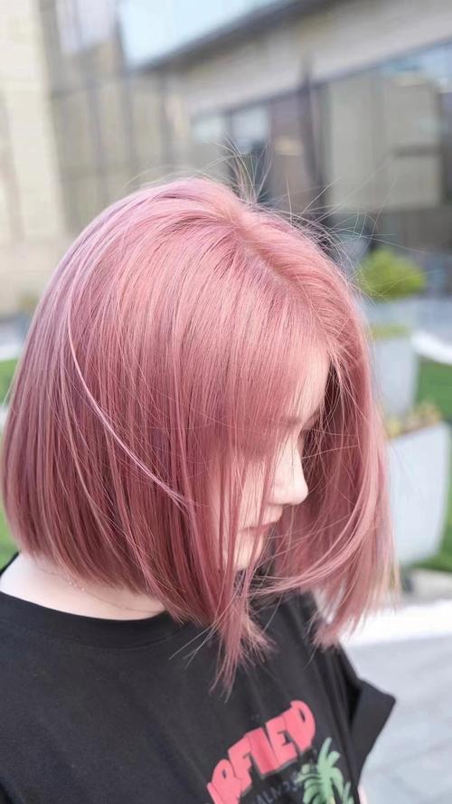 樱花粉色头发_赵丽颖染粉发，勇于突破形象界限，展现个人风格转变！