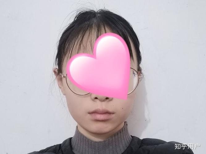 没下巴的脸适合什么发型_披肩发V领衫高光提亮显脸长 没下巴的脸适合什么发型_披肩发V领衫高光提亮显脸长