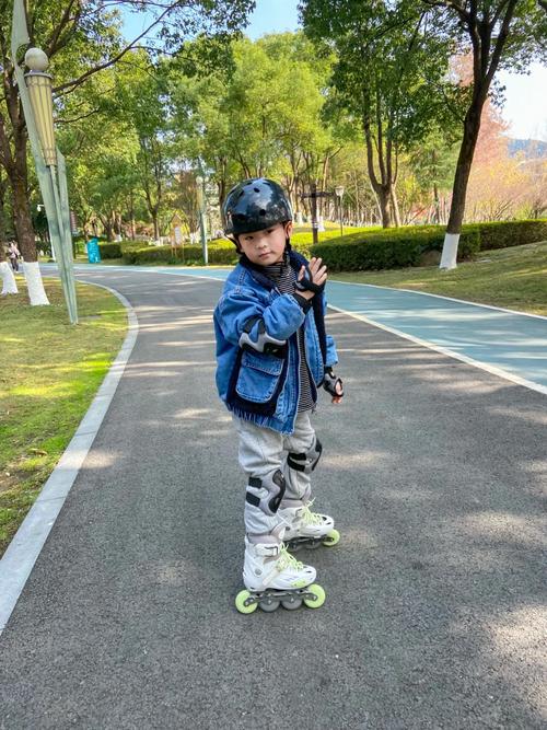 酷炫又痞又帅的滑轮鞋耍帅动作_街头滑板鞋,简约穿搭个性十足,细节装饰提升质感 酷炫又痞又帅的滑轮鞋耍帅动作_街头滑板鞋,简约穿搭个性十足,细节装饰提升质感