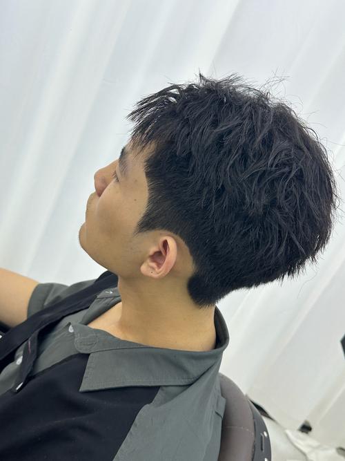 轻微自来卷男生适合发型_轻微自来卷怎么打理显时尚? 轻微自来卷男生适合发型_轻微自来卷怎么打理显时尚?