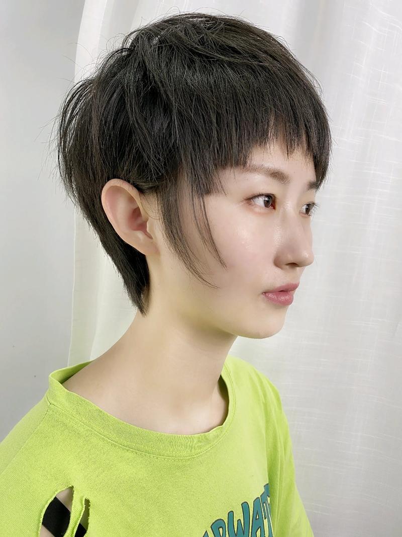 长鬓角发型女_流行长鬓角发型，甜美修饰脸型！