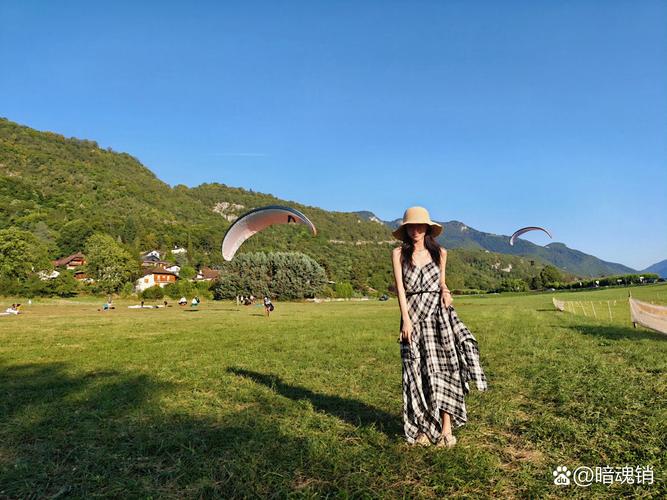 黑白吊带格子裙发型_黑底白边吊带裙，小个子显腿长，穿搭舒适又好看！