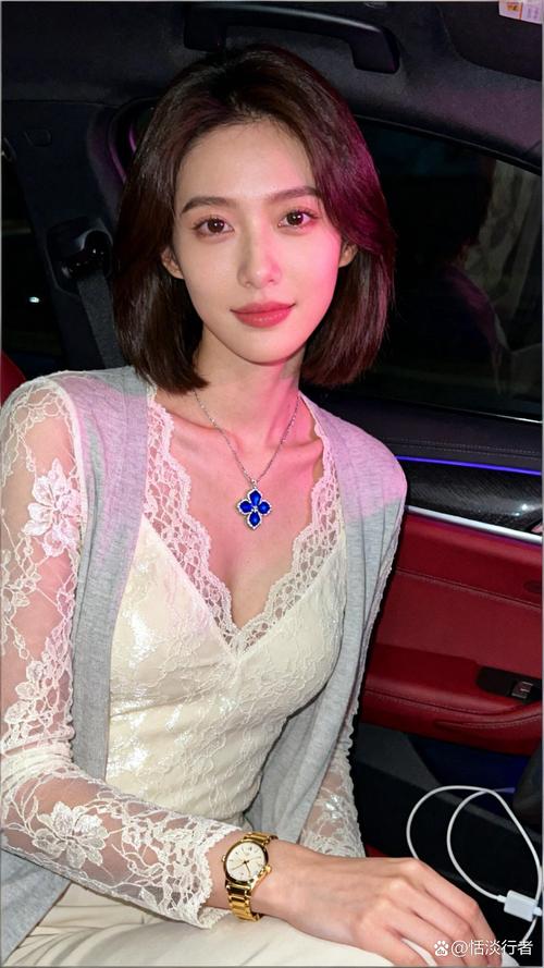 米杏色吊带裙配什么颜色外搭_杏蓝撞色裙,清爽又温柔,舒适显气质 米杏色吊带裙配什么颜色外搭_杏蓝撞色裙,清爽又温柔,舒适显气质