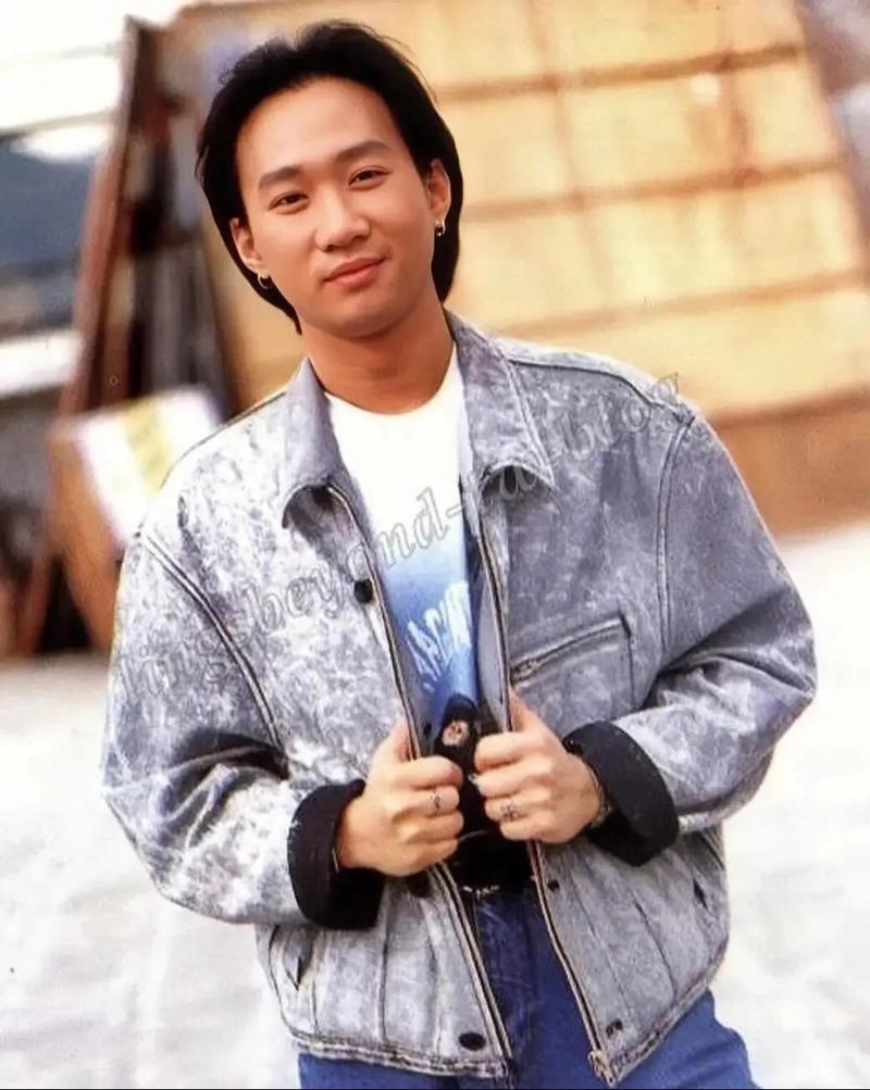 黄家驹中分发型_优雅不羁的摇滚标志