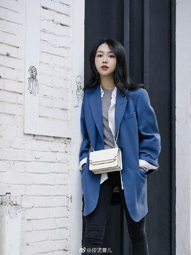 雾蓝色外套配什么内搭_雾蓝外套配不同T恤衫,时尚休闲又个性 雾蓝色外套配什么内搭_雾蓝外套配不同T恤衫,时尚休闲又个性