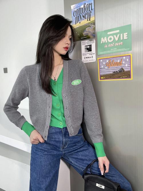 上绿下灰搭配好看吗_绿色配灰色高级技巧，告别俗气显时尚