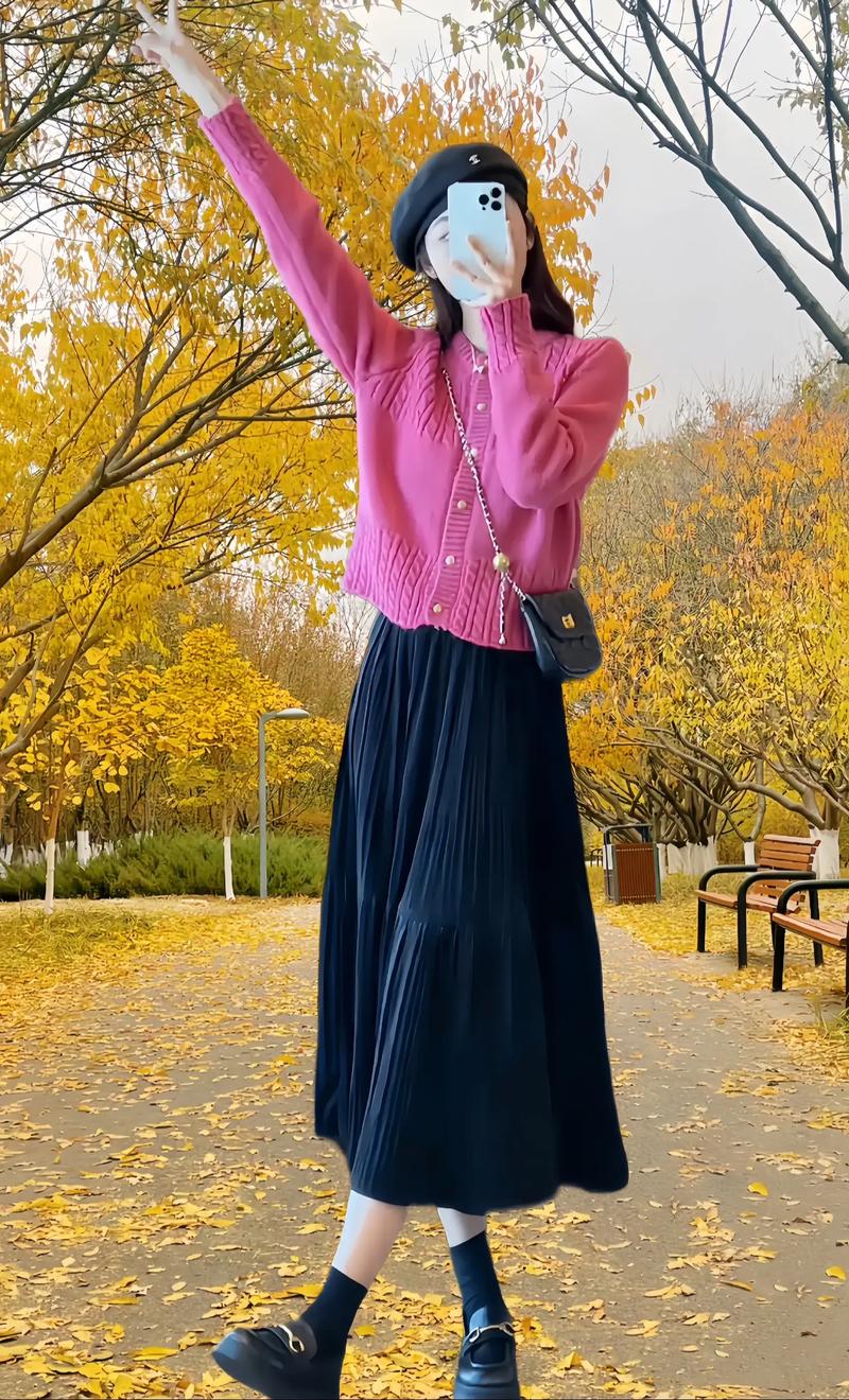 德绒开衫外套搭配什么裙子_德绒开衫百搭显瘦，春秋必备！