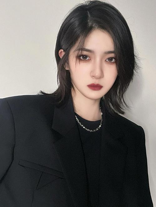 找女朋友一定要找短发的才霸气_短发自信女性，展现独立魅力