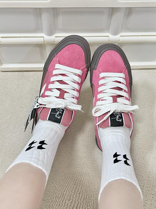 新鞋配新袜，细节提升时尚感