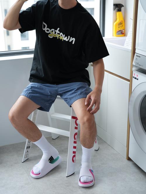 穿袜子配拖鞋很奇怪吗_穿袜配拖鞋当潮流，舒适实用成时尚！