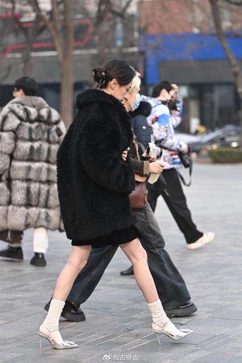 短袜配皮鞋还是凉鞋_春夏穿对袜子，风格立现！