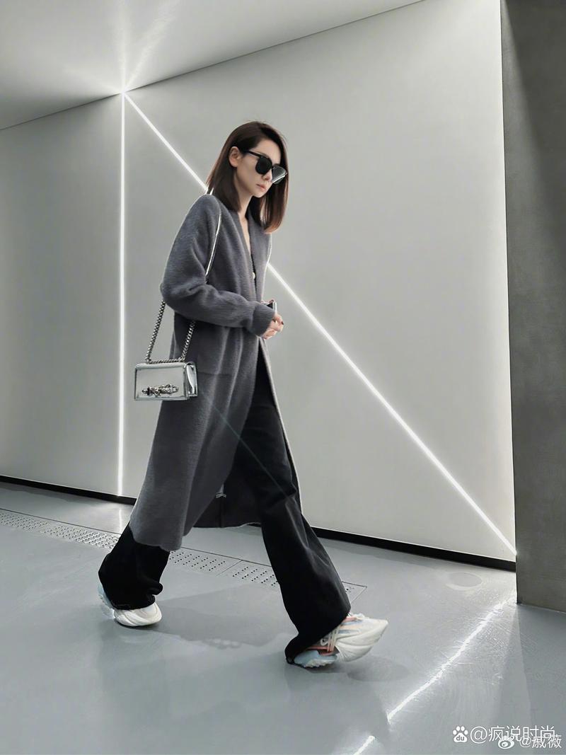 深花灰色上衣搭配什么颜色裤子_裤子配深花灰上衣,不同风格任你选 深花灰色上衣搭配什么颜色裤子_裤子配深花灰上衣,不同风格任你选