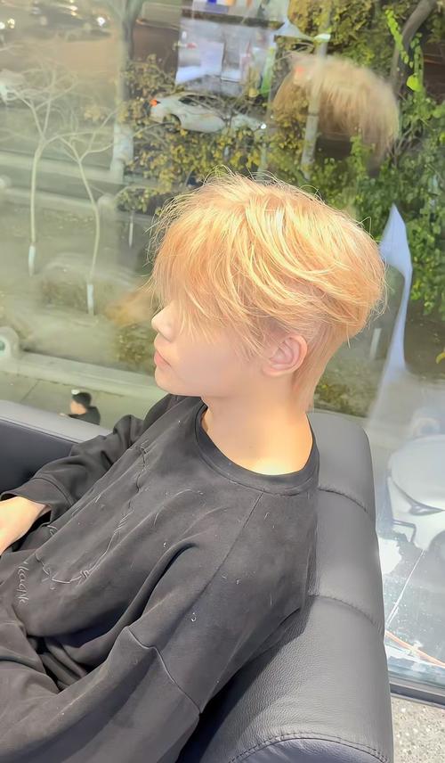 深金色头发_低调高级显气质,时尚百搭探索美 深金色头发_低调高级显气质,时尚百搭探索美