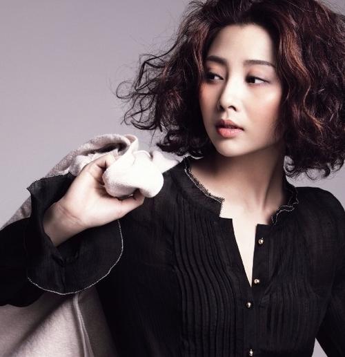 殷桃短发_短发配西装，气质惊艳