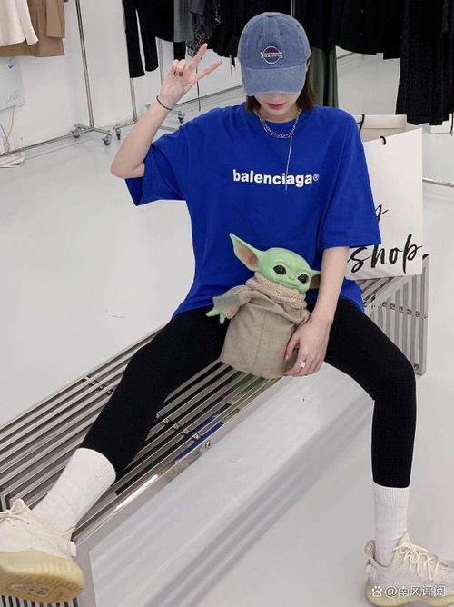 月兰色t恤搭配什么颜色裤子_月兰T恤搭白裤清爽,配黑灰牛仔裤随性,卡其色知性大方 月兰色t恤搭配什么颜色裤子_月兰T恤搭白裤清爽,配黑灰牛仔裤随性,卡其色知性大方