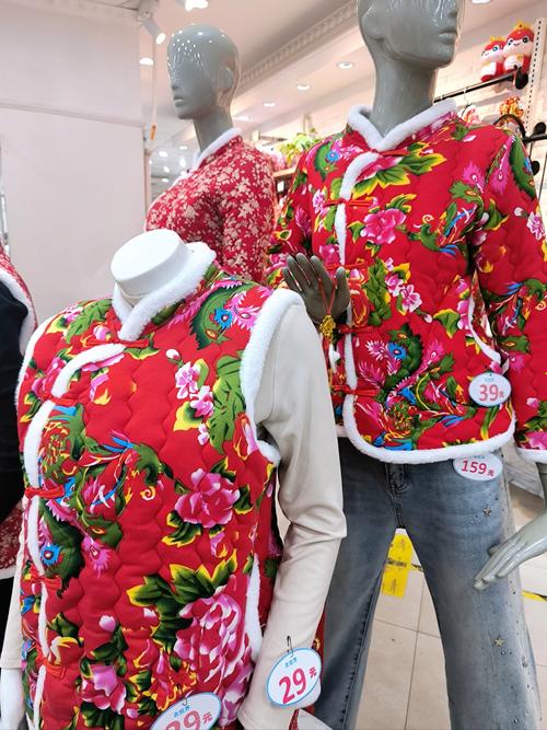 东北大棉袄红配绿款_东北棉袄红绿配爆火！时尚又保暖，成新潮流