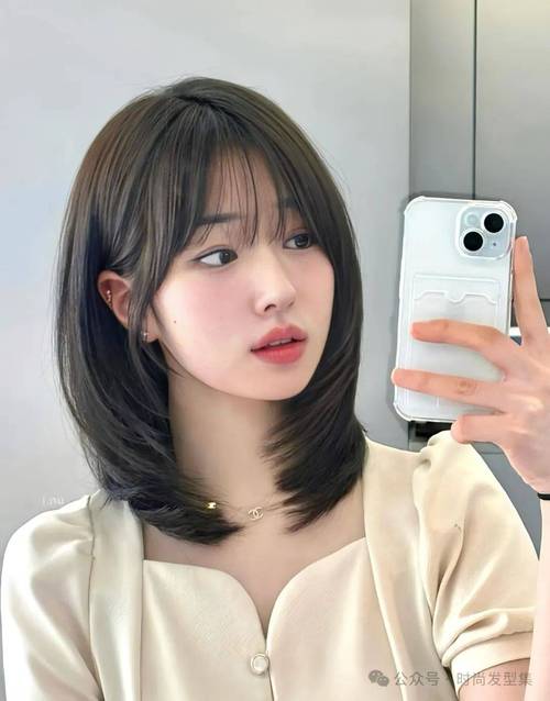 夏秋交替的季节适合什么发型_清爽保暖,颜色层次新搭配 夏秋交替的季节适合什么发型_清爽保暖,颜色层次新搭配