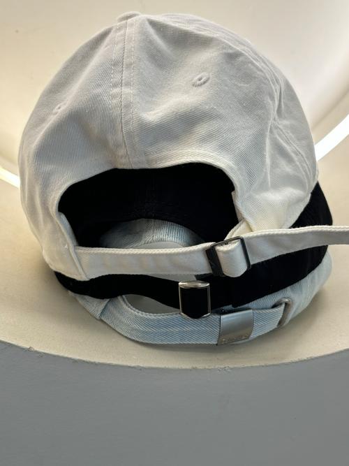 3顶帽子两件上衣几种不同搭配_脸型配饰小贴士 3顶帽子两件上衣几种不同搭配_脸型配饰小贴士