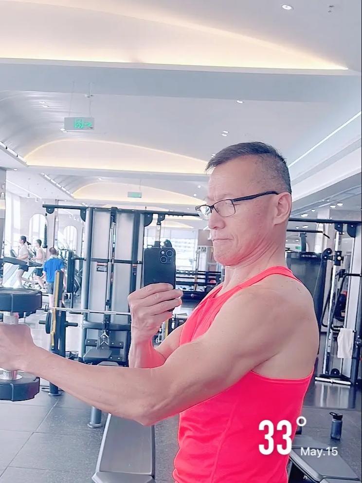 我最近有在健身啦阿伟_健身卡难用？试试每天两分钟！