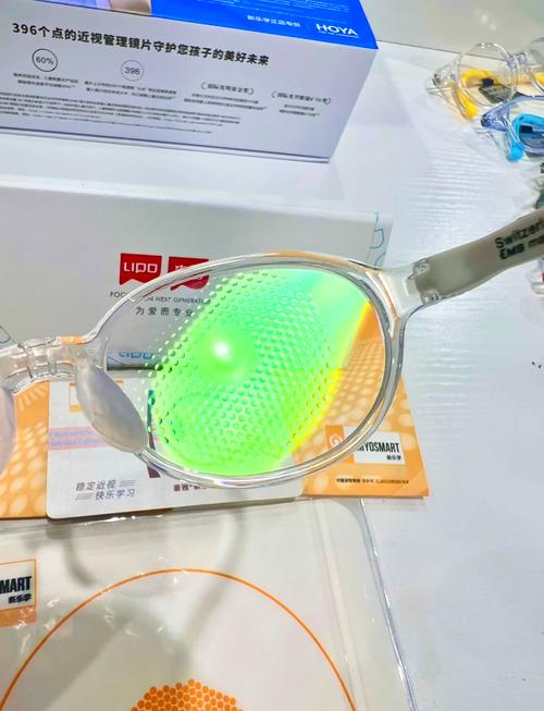 新配的镜片视觉感觉很鲜艳_新配镜片鲜艳正常？划痕可能是应力纹