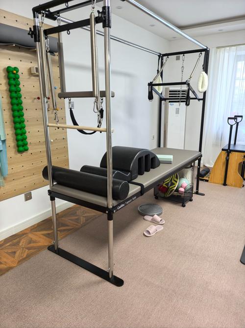 趴在反斜凳上练背器械叫什么_上斜凳练背，增肌改善体态