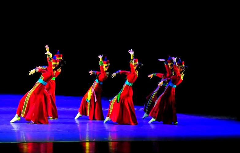 蒙古舞肩部组合动作要领_硬柔绕耸甩碎，展现民族风骨