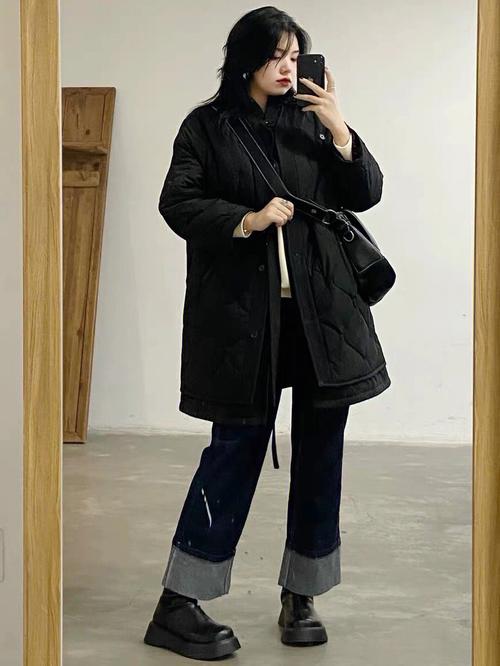 黑棉袄配什么裤子_黑棉袄配白裤子，显瘦显高时尚搭！